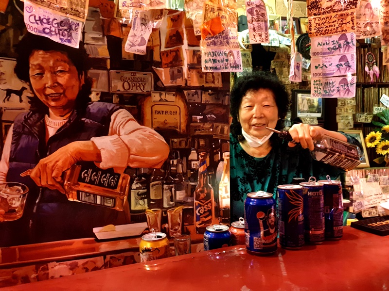 Mama Kim du bar Grand Ole Opry d'Itaewon. (crédits photos : Aaron Cossrow)