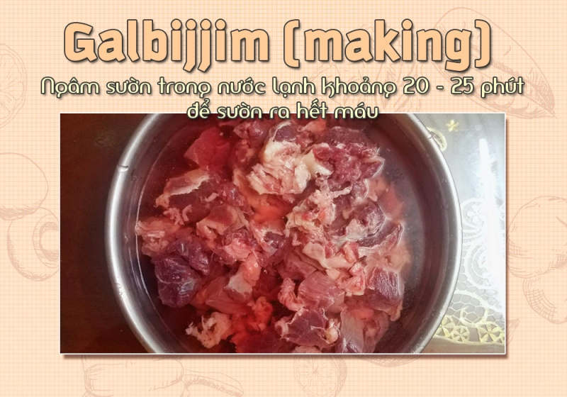 Sườn sau khi mua về hãy rửa sạch và ngâm nước lạnh trong khoảng 20 – 25 phút để sườn ra hết máu. (Ảnh: Vũ Đỗ Hải Hà)