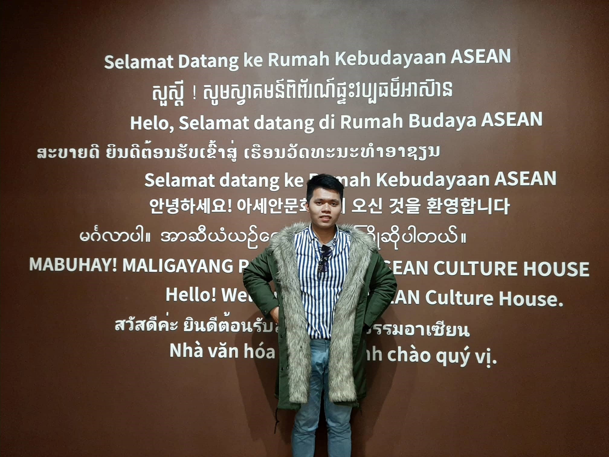 Chụp ảnh ở bức tường ghi dòng chữ chào mừng đến với nhà văn hóa ASEAN bằng 11 ngôn ngữ của Hàn Quốc và các nước ASEAN. (Ảnh: Đào Mạnh Nghĩa)