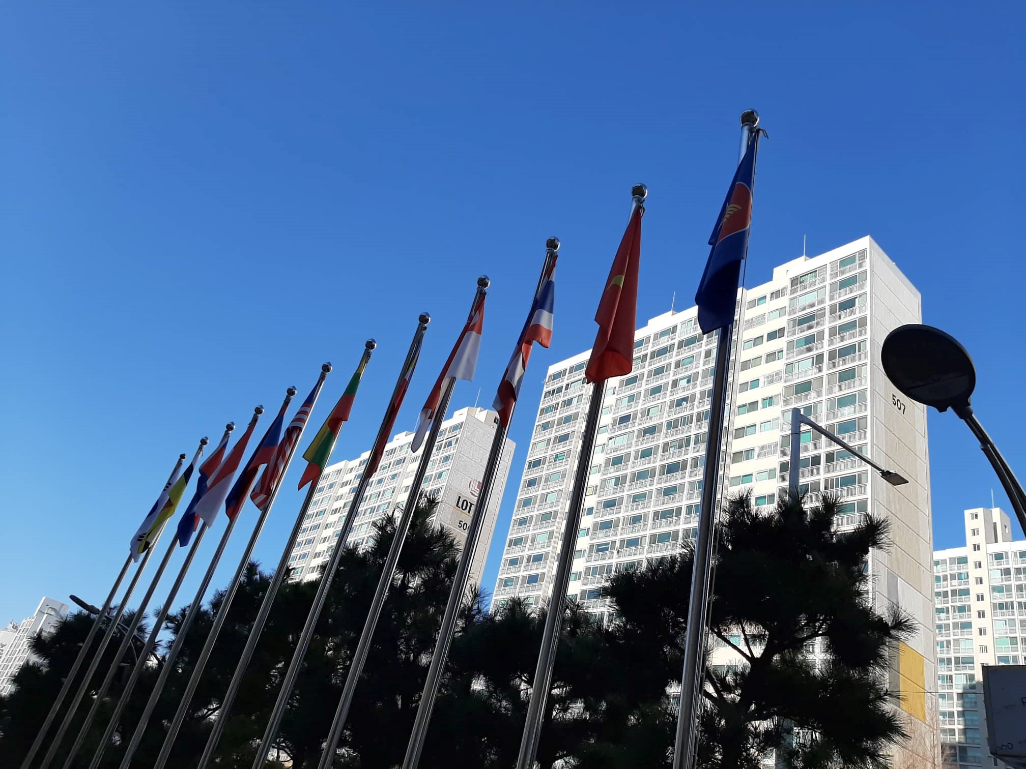 Hàng quốc kỳ Hàn Quốc và 10 nước ASEAN trong khuôn viên tòa nhà văn hóa ASEAN. (Ảnh: Đào Mạnh Nghĩa)