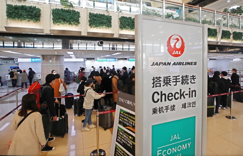 ２０２０年３月８日、金浦空港で日本へ向かう乗客らが搭乗手続きをしている様子＝聯合ニュース