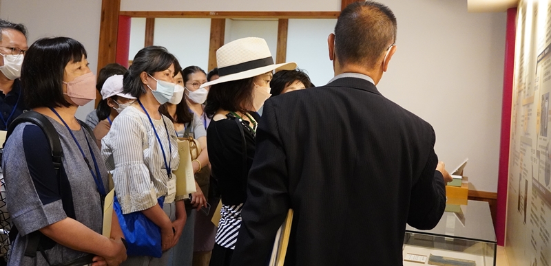 ④ 館長の説明に耳を傾ける参加者
