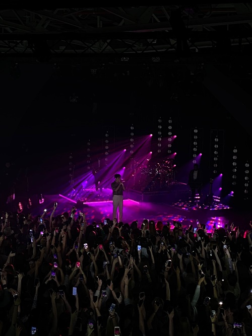 Eric Nam chante « Love Die Young » dans une ambiance mélancolique © Molly Bai