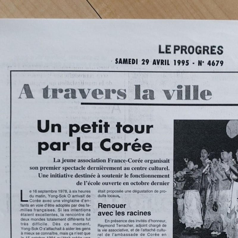 Et Photo 5 : l’article paru en 1995 dans la presse locale et qui relate le premier spectacle proposé pour soutenir l’Ecole Coréenne ouverte quelques mois avant. (crédits photos : Ecole Coréenne de Lyon)