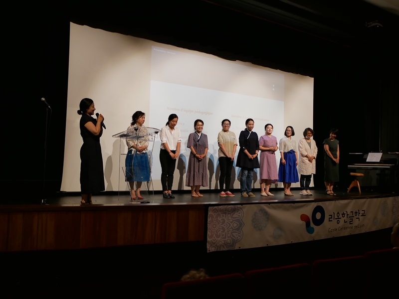 Photo 14 : Remerciement des enseignantes actuelles , pour les 30 ans de l’Ecole Coréenne de Lyon en mai 2022 ( crédits photos : Ecole Coréenne de Lyon )
