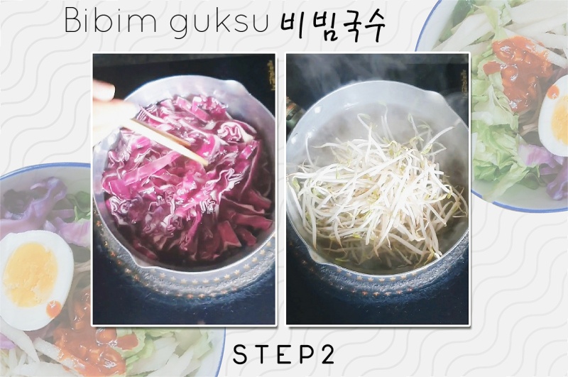 Chần sơ bắp cải tím và giá đỗ trong nước sôi rồi vớt chúng ra để cho ráo nước. (Ảnh: Vũ Đỗ Hải Hà)