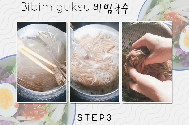 Luộc một lượng mì vừa ăn tới khi chín mềm, trong quá trình luộc nên châm thêm một ít nước lạnh. Sau đó vớt mì ra xả và vò nhẹ mì bằng nước lạnh. (Ảnh: Vũ Đỗ Hải Hà)