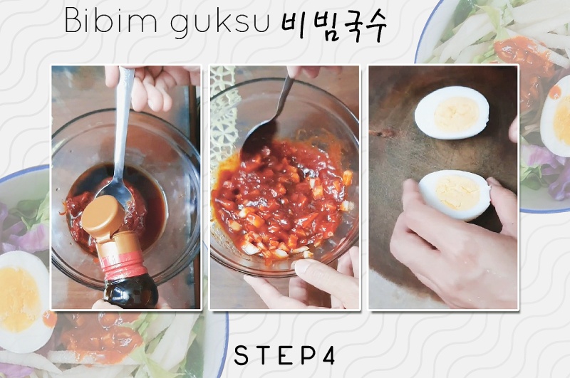 Cho tất cả các thành phần làm nước xốt vào tô rồi trộn đều, kế đến bổ đôi trứng gà luộc để chuẩn bị trộn mì. (Ảnh: Vũ Đỗ Hải Hà)