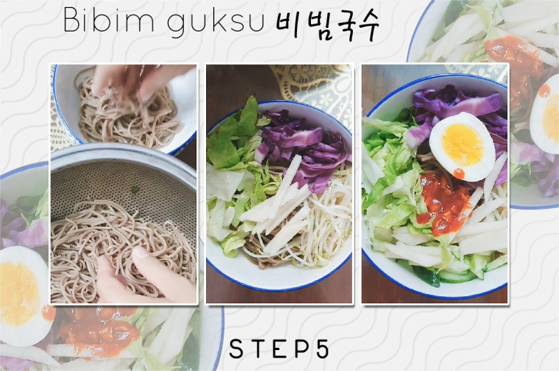 Bỏ một lượng mì vừa đủ vào tô, sắp xếp tất cả các loại rau đã cắt cũng như để trứng luộc và rưới nước xốt lên trên mặt mì. (Ảnh: Vũ Đỗ Hải Hà)