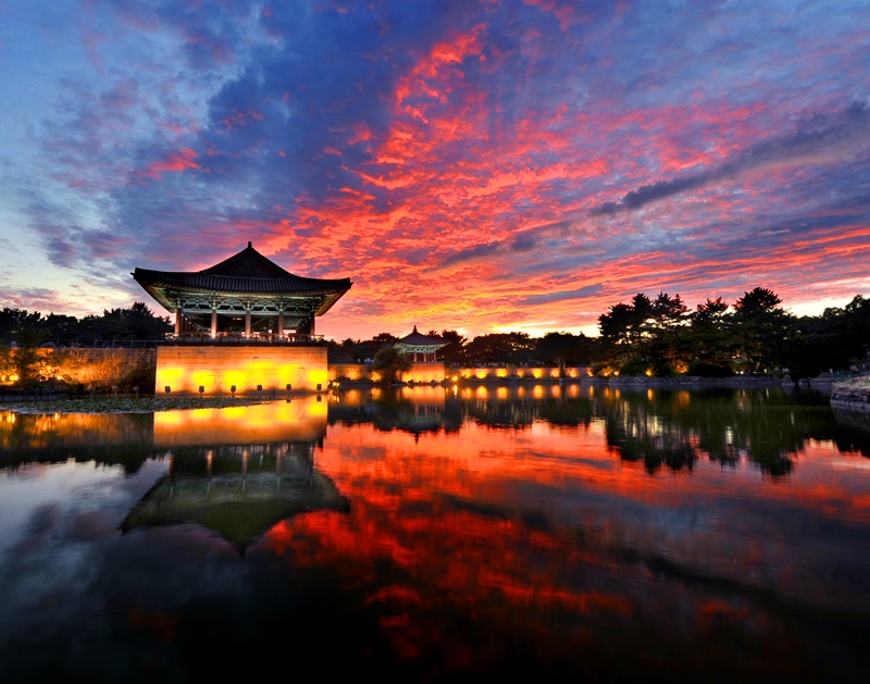 庆州夜景胜地：东宫月池临海殿。图片来源：庆州文化观光