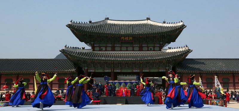 Представление во дворце Кёнбоккун. / Фото: Korea.net