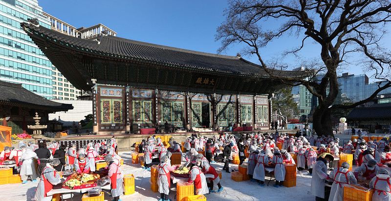 Заготовка кимчи в храме Чогеса. / Фото: Korea.net