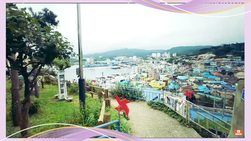 Một góc yên bình của con phố bích họa ven biển Nongoldam-gil. (Ảnh: Chụp màn hình từ video trênh kênh YouTube của KoreanWalker, Biên tập: Vũ Đỗ Hải Hà)