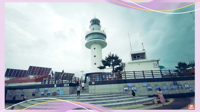 Để tới Nongoldam-gil, bạn có thể lựa chọn 1 trong 4 con đường. Đặc biệt tất cả chúng đều dẫn đến ngọn hải đăng Mukho – biểu tượng đặc trưng cho con phố Nongoldam-gil. (Ảnh: Chụp màn hình từ video trên kênh YouTube của KoreanWalker, Biên tập: Vũ Đỗ Hải Hà)
