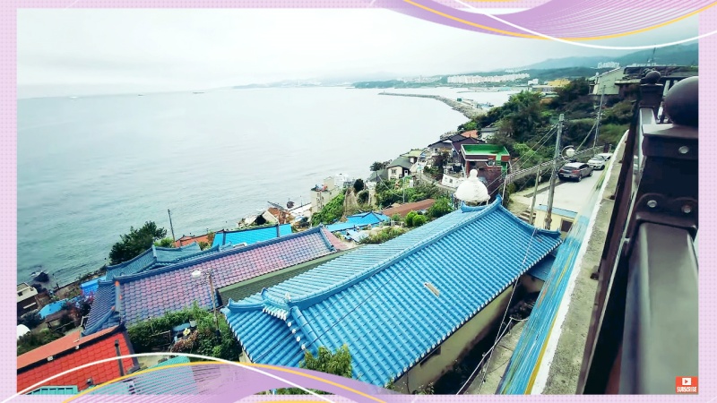 Hãy chọn cho mình một điểm dừng thoải mái, thư giãn phóng tầm mắt nhìn ngắm cảnh biển ở Nongoldam-gil, chắc chắn mọi nỗi ưu lo đều được trút bỏ một cách thật nhẹ nhàng đấy! (Ảnh: Chụp màn hình từ video trên kênh YouTube của KoreanWalker, Biên tập: Vũ Đỗ Hải Hà)