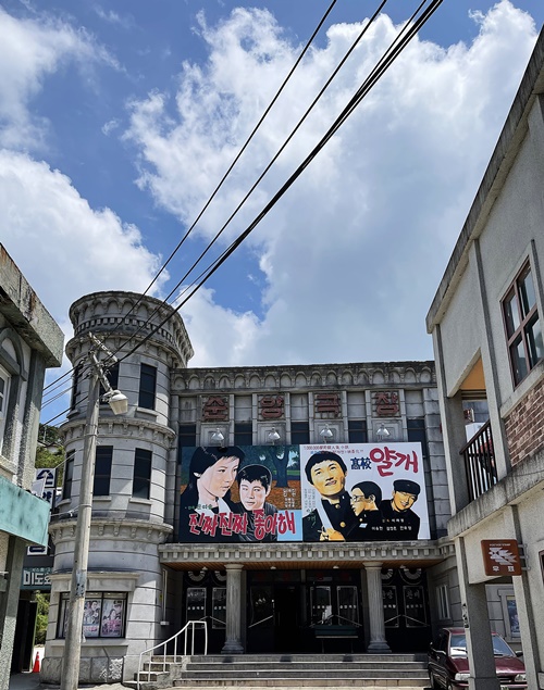顺天有韩国最大规模的电影、电视剧拍摄现场，生动地保留了现在消失的1960~80年代的首尔冠岳区奉天洞月亮村的面貌。韩宣网名誉记者赵国淞 摄