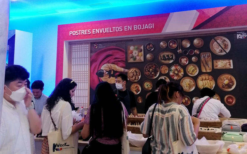 Lo que más llamó mi atención, la sección de 'Postres envueltos en Bojagi', era un puesto donde me explicaron las diferentes particularidades de los postres coreanos, en el pasado, y en la actualidad. 