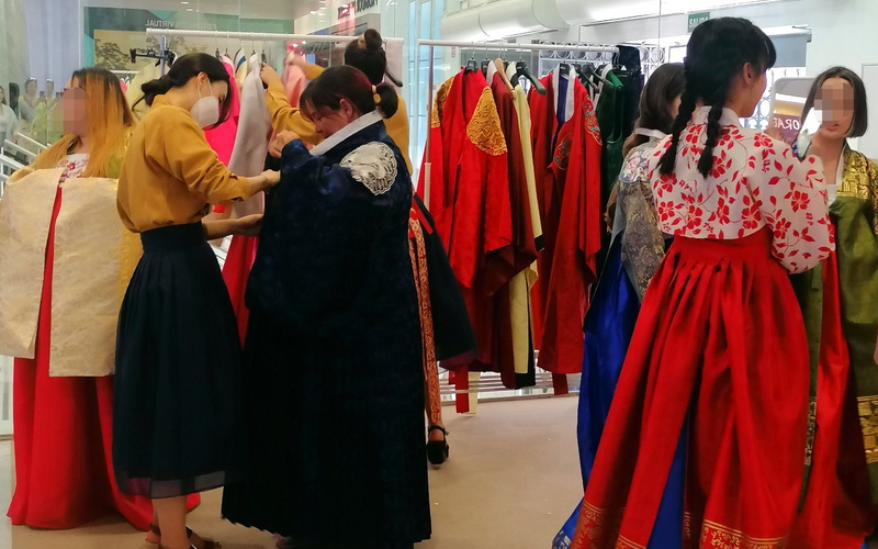 En la actividad se ofrecían distintos espacios, siendo uno donde los visitantes podían probarse hanbok, el atuendo tradicional coreano, y tomarse fotografías en una zona especialmente diseñada. 