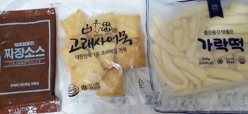 国民学校炒年糕速成料理包里所包含的食材。韩宣网名誉记者彭咏恩 摄