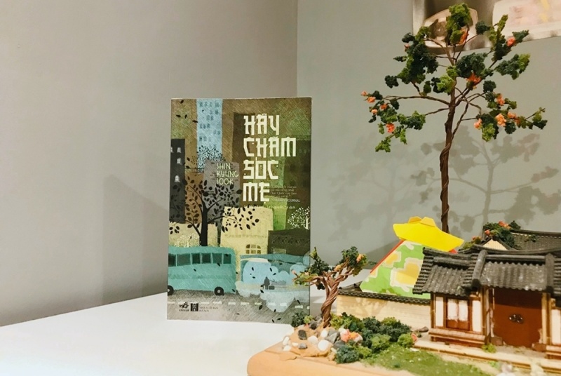 Tiểu thuyết “Hãy chăm sóc mẹ” của nữ nhà văn Shin Kyung Sook được xuất bản bởi NXB Hà Nội và phát hành bởi Nhã Nam là sách gối đầu giường của rất nhiều độc giả tại Việt Nam. (Ảnh: Phạm Thị Hà Phương)