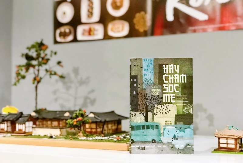Shin Kyung Sook là tác giả đầu tiên sở hữu tác phẩm được dịch sang tiếng Anh. Cuốn tiểu thuyết “Hãy chăm sóc mẹ” của bà đã bán được hơn 2 triệu bản ở Hàn Quốc, và được xuất bản ở hơn 29 quốc gia trên toàn thế giới. (Ảnh: Phạm Thị Hà Phương)