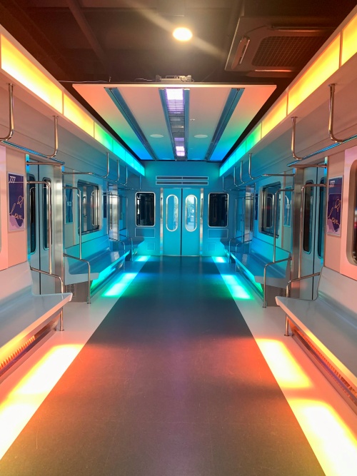 U-Bahn-Set inspiriert von dem Musikvideo „Next Level“ von der Gruppe aespa. © Chiara Lipfert
