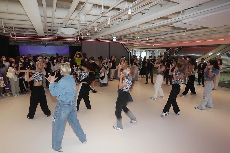 Mithilfe der XR-Technologie von Koreas einzigem XR-Studio „My Stage“ können Besucher ihre eigenen persönlichen Musikvideos mit über 100 verschiedenen Hintergründen erstellen, die bei Touristen sehr beliebt sein dürften. © Koreanische Zentrale für Tourismus (KTO)
