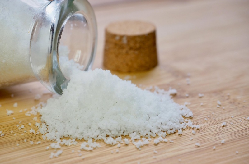 Muối biển tinh khiết của Hàn Quốc sở hữu màu trắng hoặc xám, hạt thô, lớn, ngọt nhẹ, bán trong suốt. Ngoài công dụng nấu ăn, bảo quản và muối thực phẩm thì muối biển Hàn Quốc còn mang ý nghĩa gắn liền với văn hóa tâm linh truyền thống cực kì thú vị tại xứ Kimchi. (Ảnh: sungsu han / Alamy Stock Photo)
