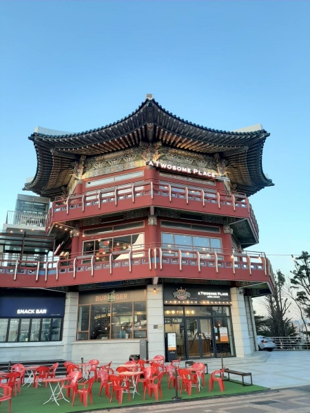 Tiệm Café trên tháp Busan. (Ảnh: Đào Mạnh Nghĩa)
