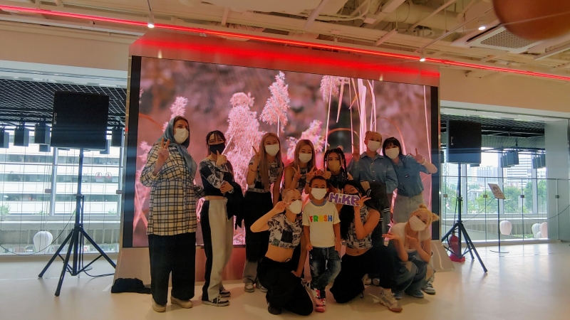 Đoàn nhảy K-pop chụp ảnh lưu niệm sau khi trình diễn nhảy K-pop khi bế mạc lễ khai trương HiKR Ground. (Ảnh: Phạm Thị Bích Nguyệt)