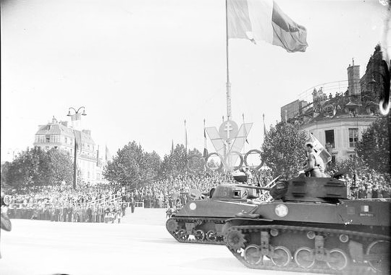 Photo N°6 : Défilé 14 juillet 1945 à Paris (Crédits photos : archives ECPAD)
