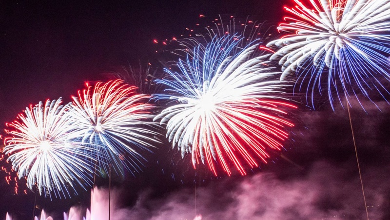 Photo N° 9 : Feu d'artifice du 14 juillet en France – une tradition dans toutes les villes ! (crédits photos : Journal municipal de la Mairie d’Albi)