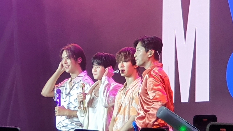 Nhóm nhạc Highlight rất xúc động khi có dịp hội ngộ khán giả ở “My Soul Seoul in Ho Chi Minh” sau 4 năm kể từ lần cuối nhóm tham dự sự kiện tại Việt Nam là vào 2018. (Ảnh: Vũ Đỗ Hải Hà) 
