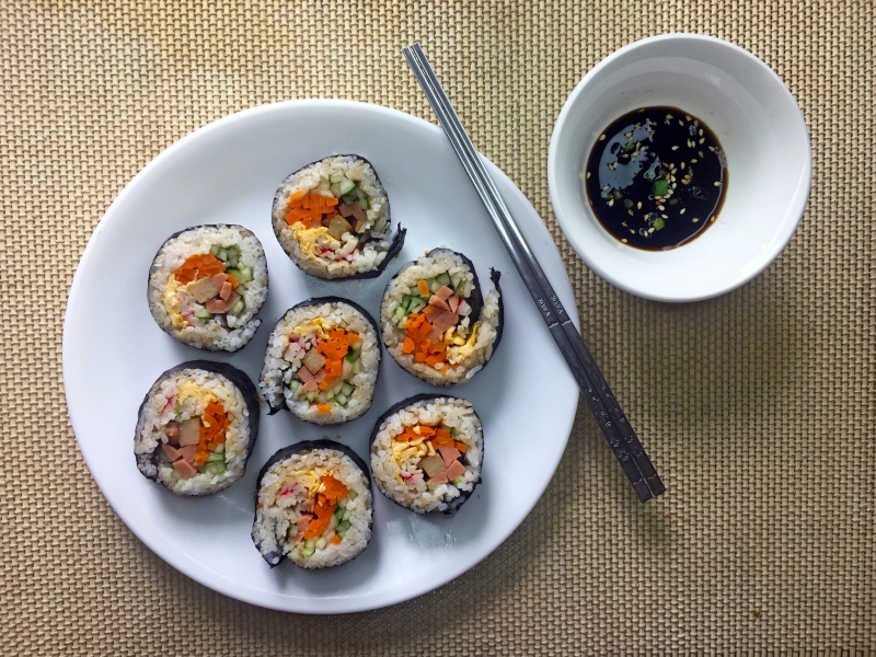 Món cơm cuộn (Gimbap) nổi tiếng xứ Hàn với sự kết hợp của các nguyên liệu khác nhau mang đến một hương vị trọn vẹn. (Ảnh: Lưu Hoàng Nhi)