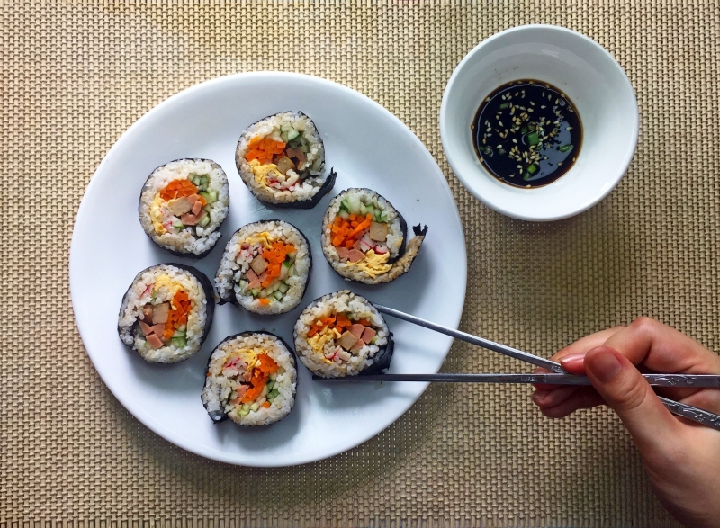 Qua những bước làm vô cùng đơn giản là đã có một dĩa Gimbap vô cùng đẹp mắt và bổ dưỡng. (Ảnh: Lưu Hoàng Nhi) 