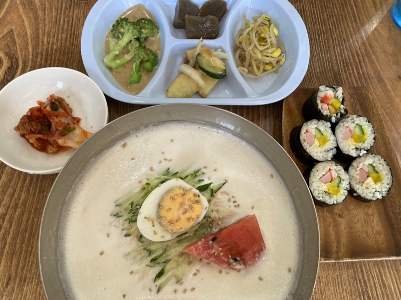 大阪・鶴橋にある韓国料理店「母の味」で食べたもの