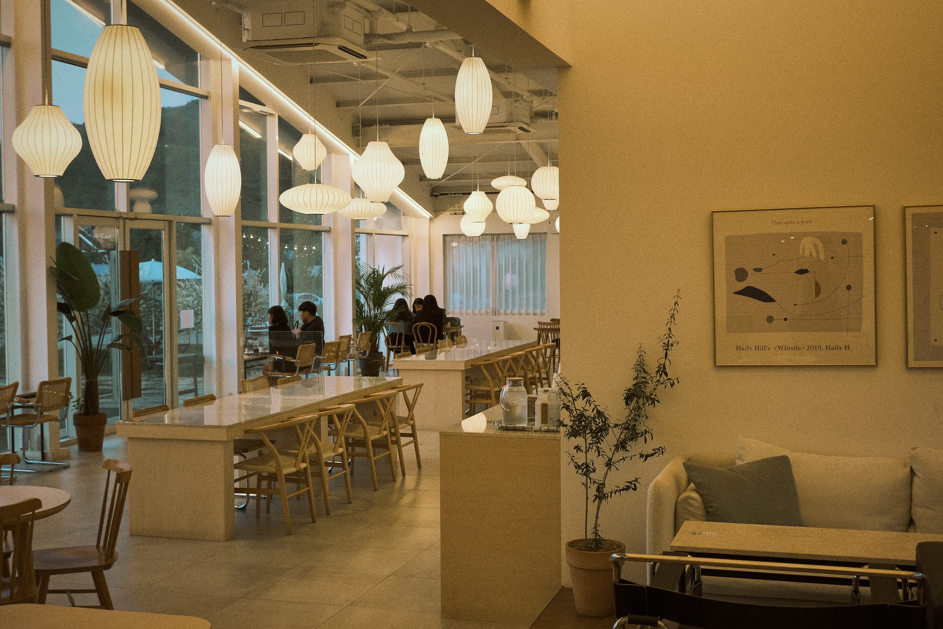 Interior de una cafetería estética en la ciudad de Cheonan 