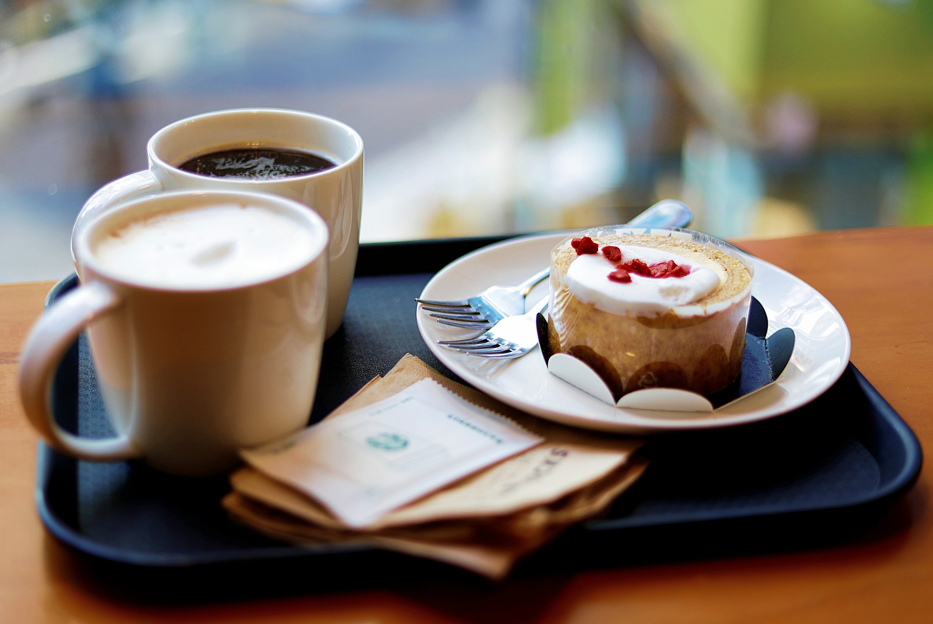 Cafés y postre en un establecimiento de la cadena Starbucks | Pixabay 