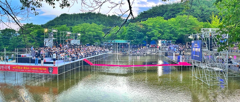 Photo 5 : Scène et gradins du spectacle d’ouverture du Festival construite pour l’évènement. Retransmission live sur Youtube par KBS. (crédits photos : Moon Trio)