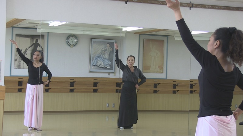 李信恵さん（左）と、彼女の朝鮮舞踊の先生である在日コリアン2世のカン・フィソンさん