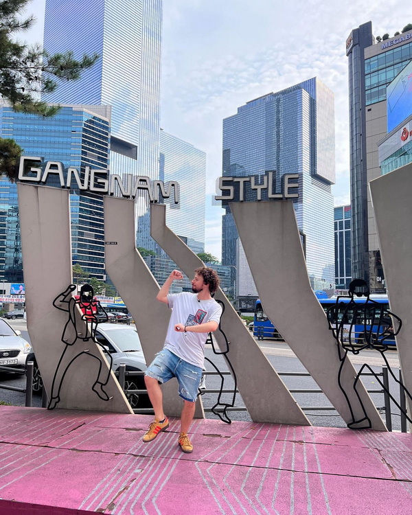 Luisito Comunica en la famosa parada en Gangnam | Página oficial en Facebook de Luisito Comunica 