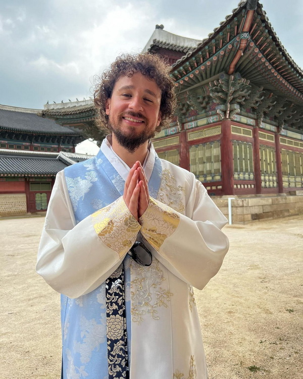 Luisito Comunica en el palacio Gyeongbokgung, vistiendo un hanbok, el atuendo tradicional coreano. | Página oficial en Facebook de Luisito Comunica 