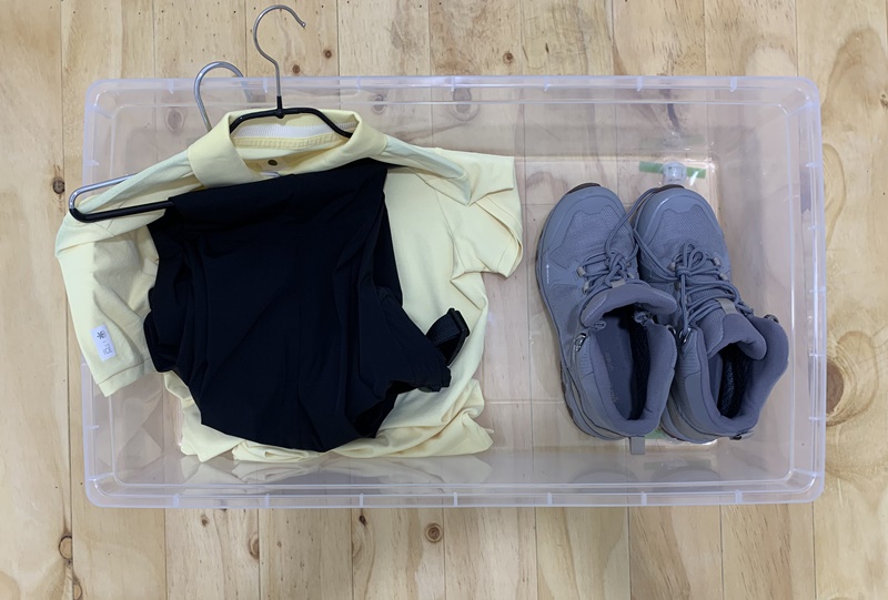このように登山用のシャツ、ズボン、登山服をセットで借りることができる＝大草紀子撮影
