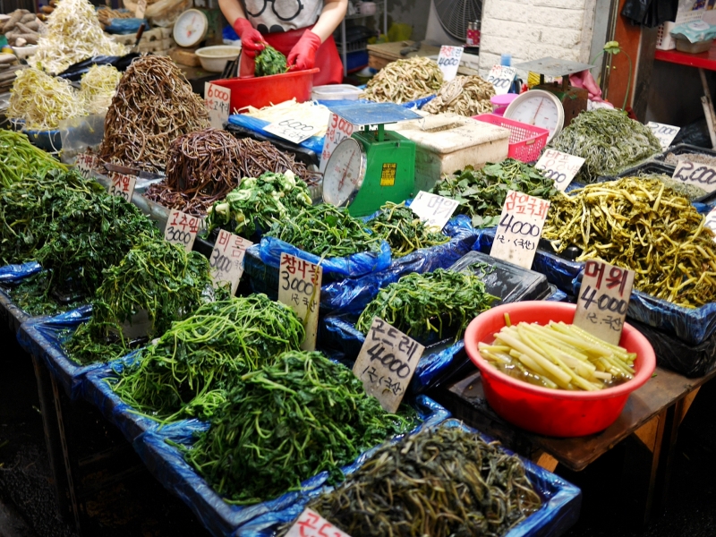 Một shop bán Namul ở chợ truyền thống Gwangmyeong, thuộc tỉnh Gyeonggi-do – đây là kiểu thực phẩm xứ Hàn ngon miệng phù hợp với người ăn chay hoặc thích ăn chay. (Ảnh: Traveller Tomo / photo AC)