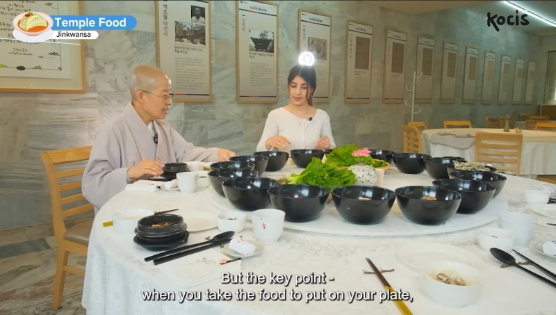 Xu hướng ăn chay đã kéo theo việc hồi sinh nền ẩm thực đền chùa Phật giáo truyền thống tại Hàn Quốc khiến nó được phổ biến rộng rãi hơn với du khách ngoại quốc. (Ảnh: Chụp màn hình video trên kênh YouTube chính thức của Korea.net)