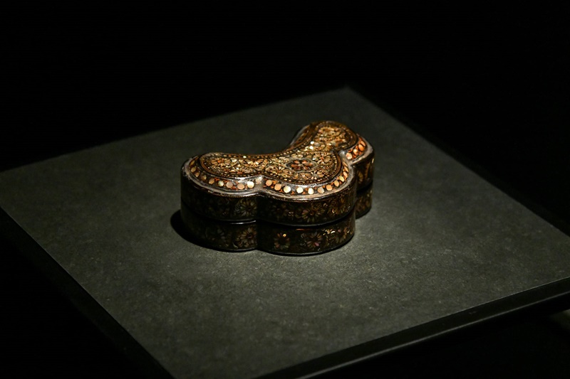 12ème siècle, Goryeo. Pensée pour avoir été utilisée comme étui à cosmétiques, cette boîte est l'un des 15 najeonchilgi restants de la période Goryeo. ⓒ Musée national de Corée
