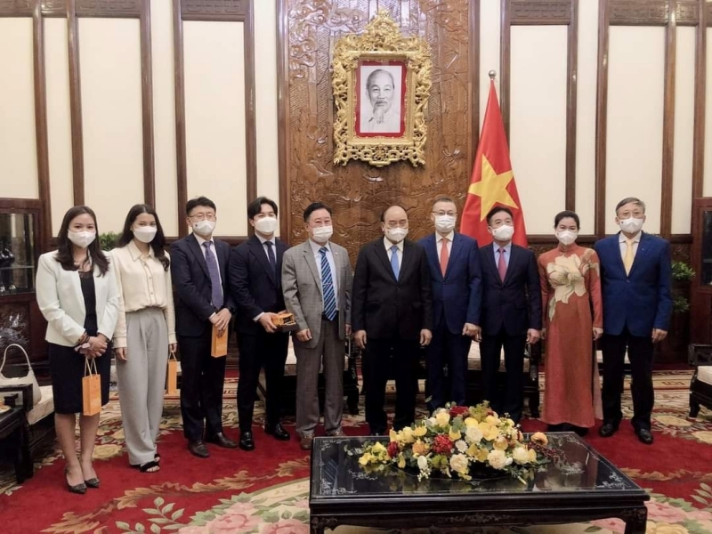 Ông Lee See Young (thứ 3 từ trái qua) cùng đoàn đại diện dòng họ Lý Hoa Sơn trong buổi diện kiến Chủ tịch nước Việt Nam Nguyễn Xuân Phúc. (Ảnh: NVCC)