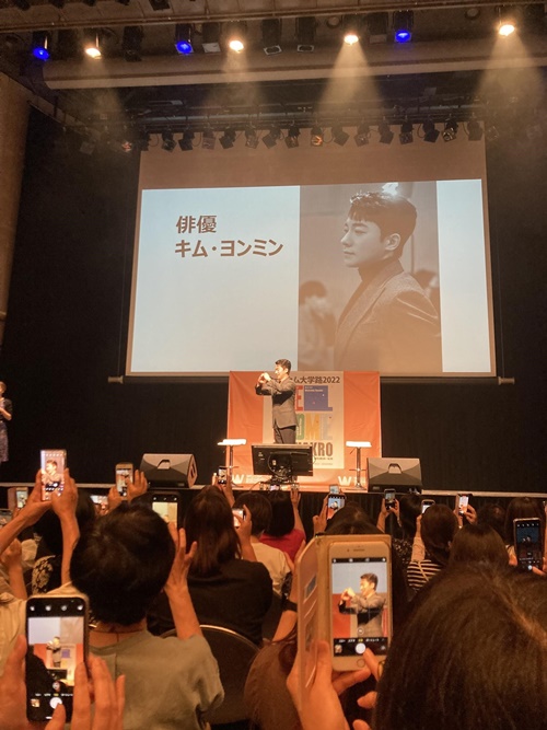 和やかなムードのなか、フォトタイム＝佐藤利恵撮影