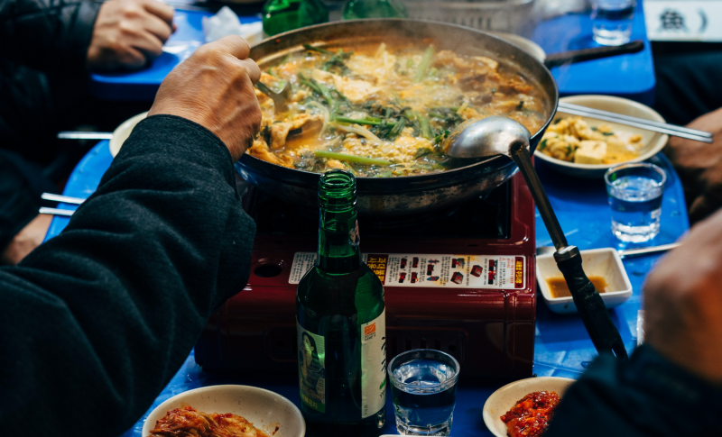 Sau một ngày làm việc mệt nhoài, các thành viên trong gia đình hay những người bạn, người đồng nghiệp quay quần bên bàn ăn để cùng thưởng thức những món ăn ngon và nồi canh nóng hổi. Đây đã trở thành một thói quen, một nét văn hóa phản ánh tinh thần cộng động của họ. (Ảnh: Pexels)