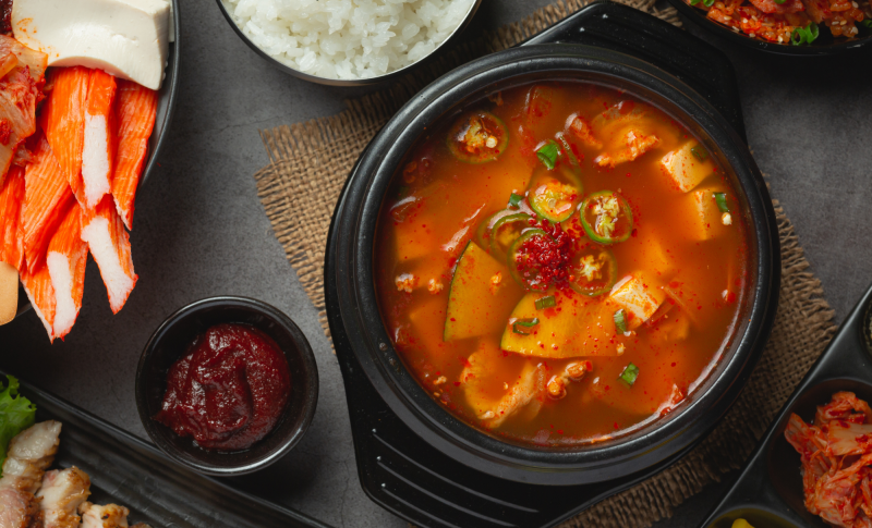 Những món canh Hàn Quốc không chỉ có hương vị đậm đà khó quên mà còn được bài trí bắt mắt nhìn thôi đã thấy thèm. (Ảnh: Freepik)